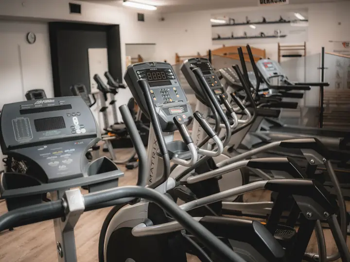 Cardiobereich mit Laufbändern und Crosstrainern im We Get Fit Schongau