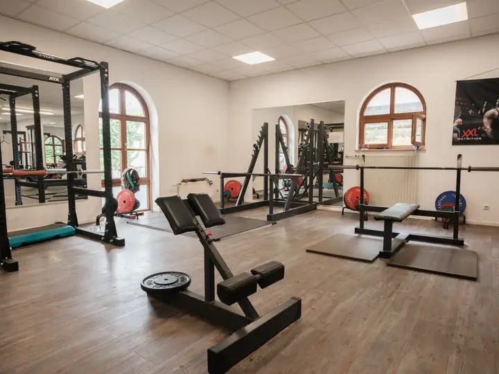 Kraftbereich mit Power-Racks und freien Hanteln im We Get Fit Schongau