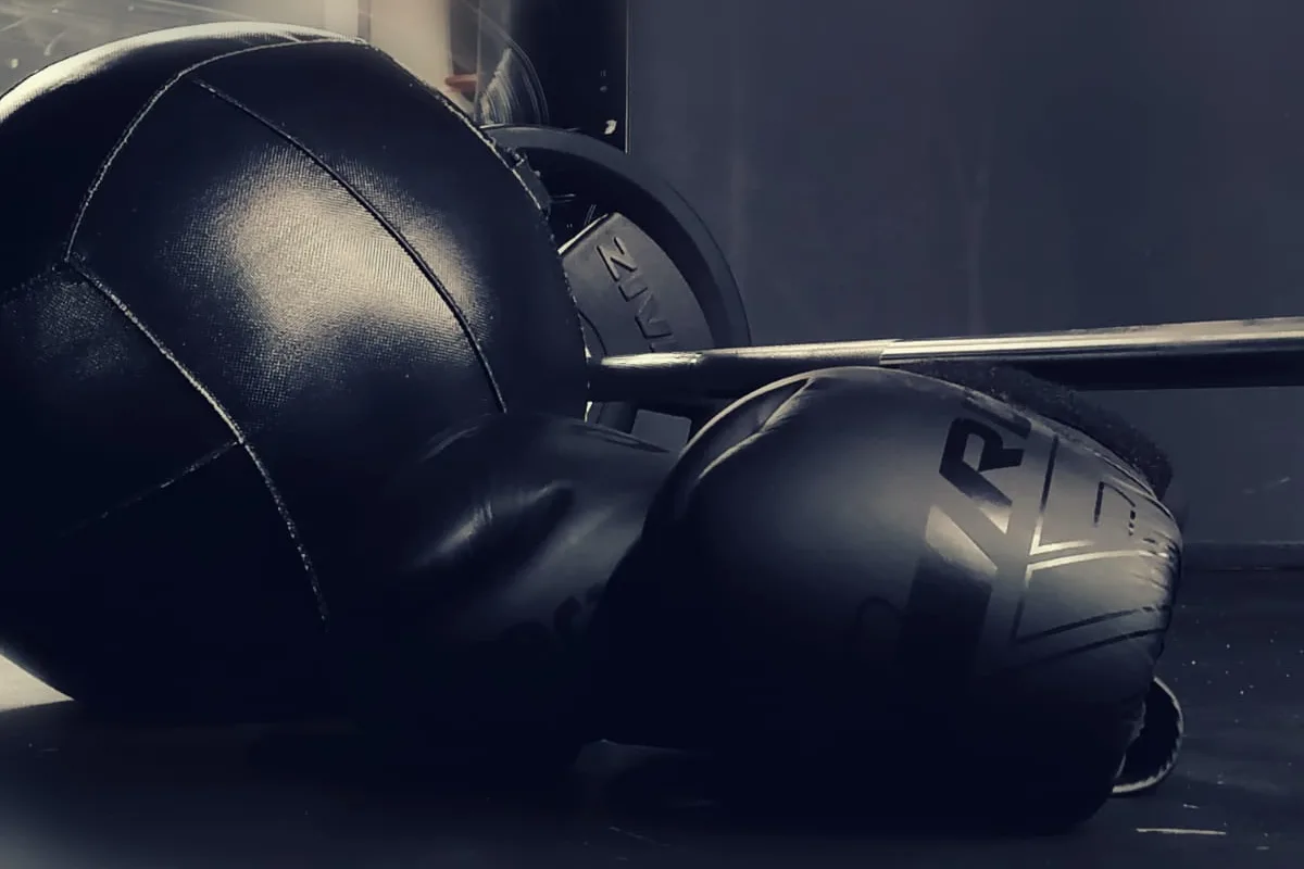 Boxhandschuhe und Medizinball im Functional-Bereich